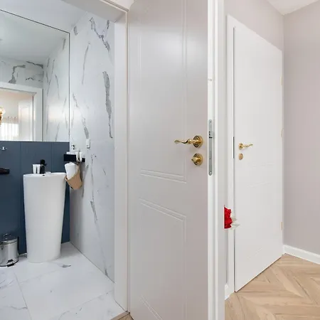 Elegant For 2 People In By Renters *